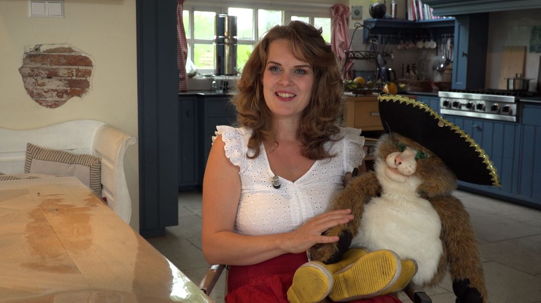 Lydia met De Gelaarsde Kat