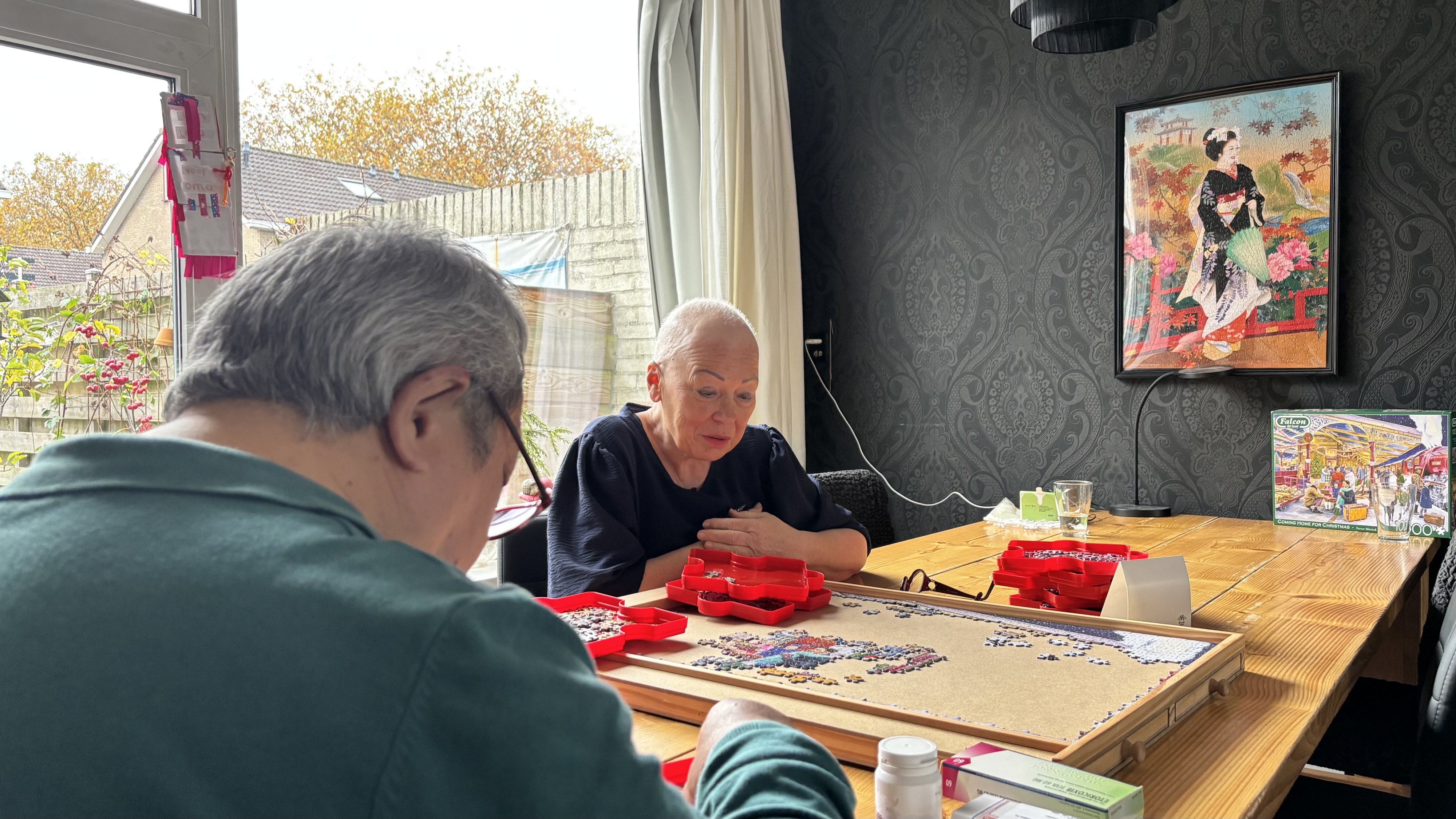 Anita en haar man George puzzelen graag