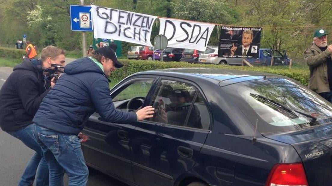 De politie heeft zaterdagmorgen bij de grensovergang op de N325 bij Beek een protest van de actiegroep Dutch Self Defence Army (DSDA) beëindigd.
