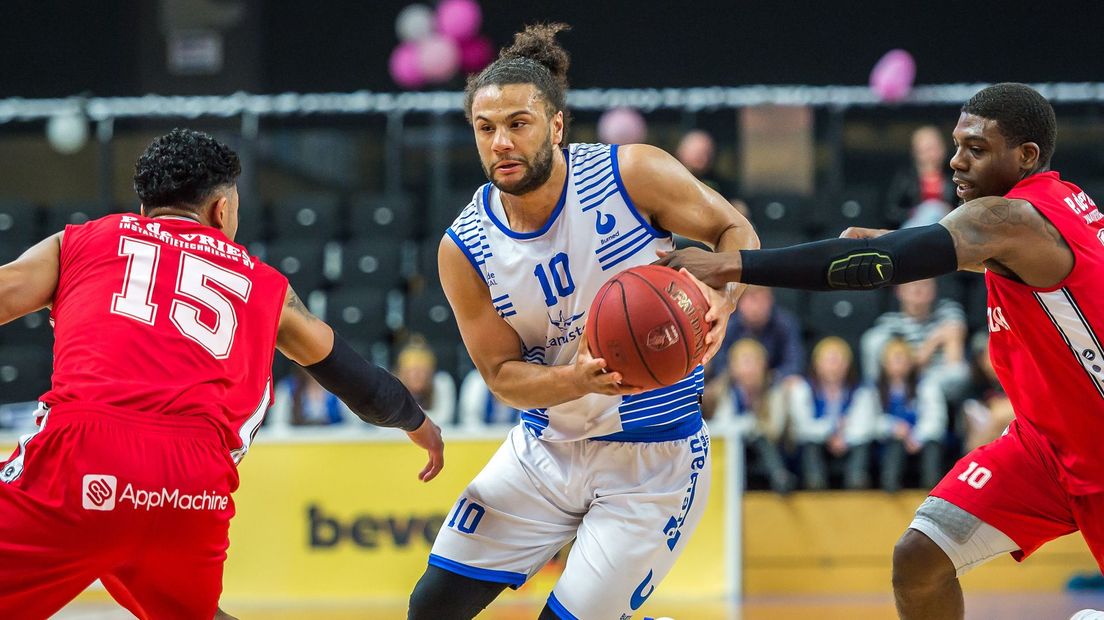 Kaza Kajami-Keane van Landstede Basketbal glipt langs twee spelers van Aris in 2019