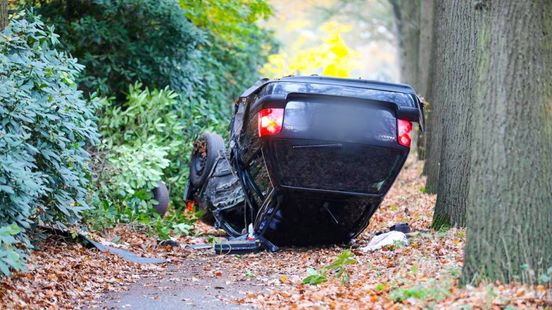 Wielen raken los van auto bij ongeluk, twee zwaargewonden