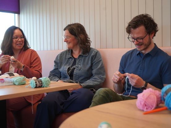 Docenten breien 'Chillpillen' tegen examenstress op middelbare school Assen
