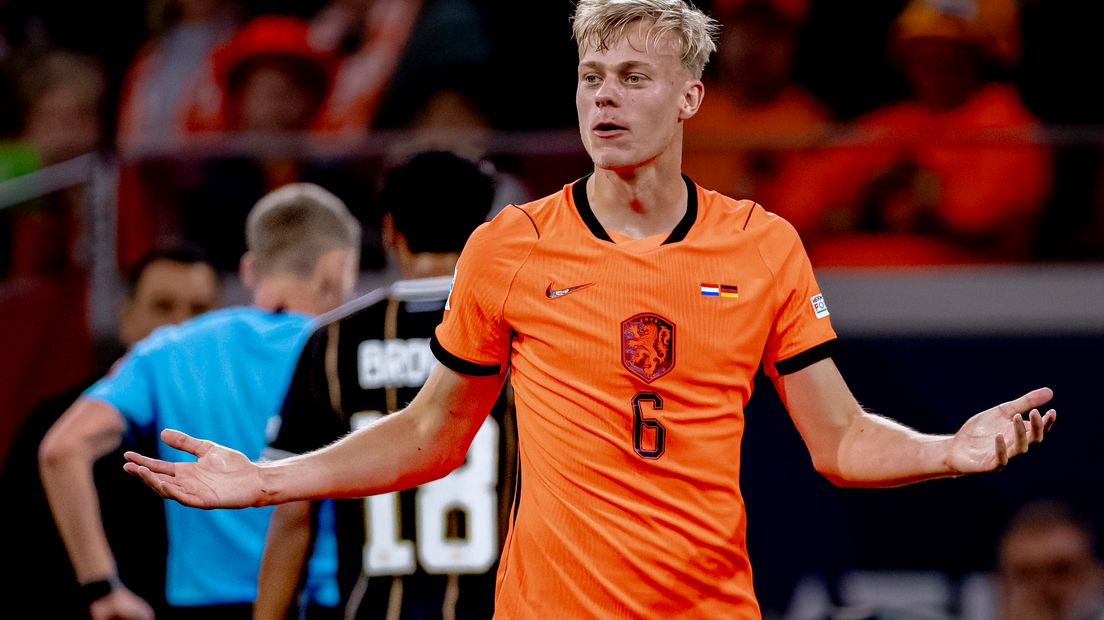 Jan Paul van Hecke is het niet eens met de gele kaart die hij heeft gekregen in de wedstrijd tegen Duitsland