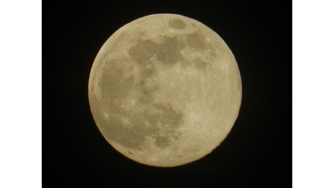 De supermaan gezien vanuit Appingedam