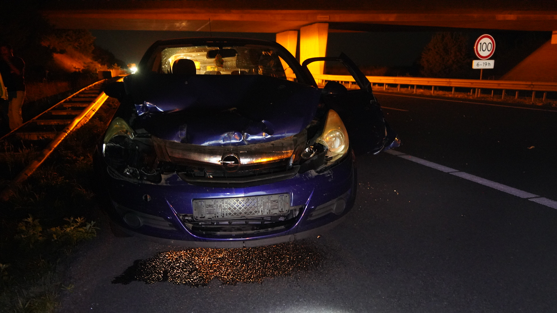 A73 tijdelijk afgesloten door ongeval met twee autos en vrachtwagen.
