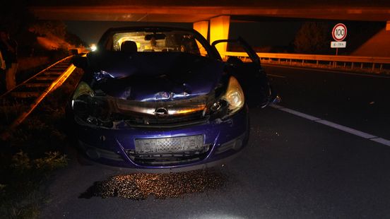 A73 tijdelijk afgesloten door ongeval met twee autos en vrachtwagen. A73 tijdelijk afgesloten door ongeval met twee autos en vrachtwagen.