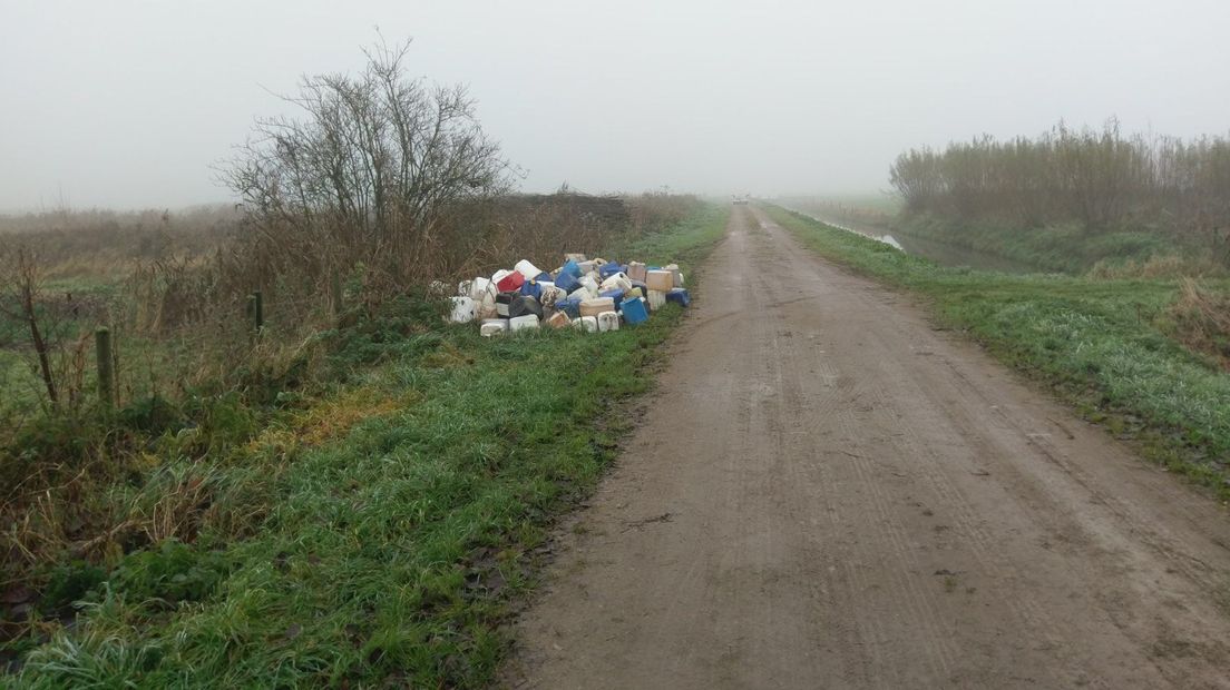 In het buitengebied van Culemborg is 5000 liter xtc-afval gevonden. Eerder vanochtend werd in Lienden ook al een partij aangetroffen. Om hoeveel liter het toen ging, is nog niet bekend.