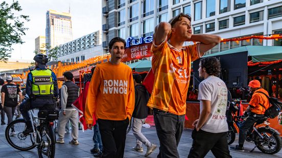Stadhuisplein loopt leeg: zo ziet het verdriet van Oranje-fans eruit