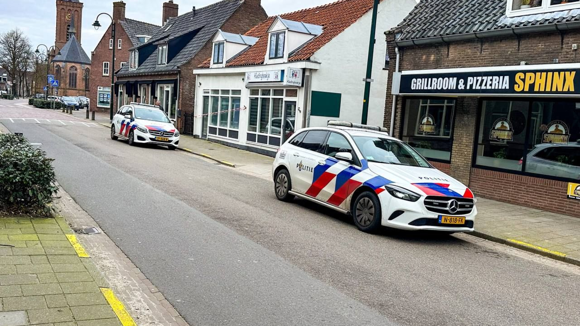 Politie Zoekt Man Met Mogelijk Bloed Aan Zijn Handen Na Steekincident ...