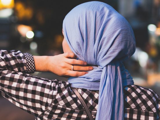 Ahlam werd geslagen, geschopt en haar hoofddoek werd afgetrokken: 'Verschrikkelijk om mee te maken'