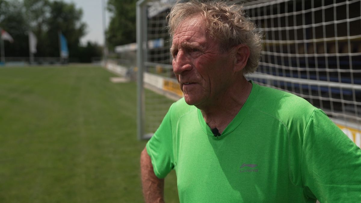 Keeper Kees van Dongen (81) gaat viraal met zijn schitterende redding.