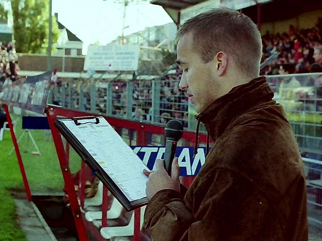 Een jonge Ruud van Os als stadionspeaker van Sparta