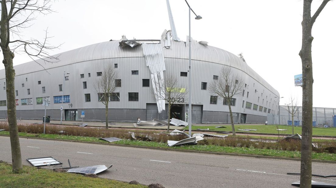Grote dakplaten van het ADO-stadion laten los door de harde wind