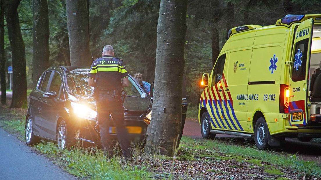 De auto tegen de boom (Rechten: Persbureau Meter)