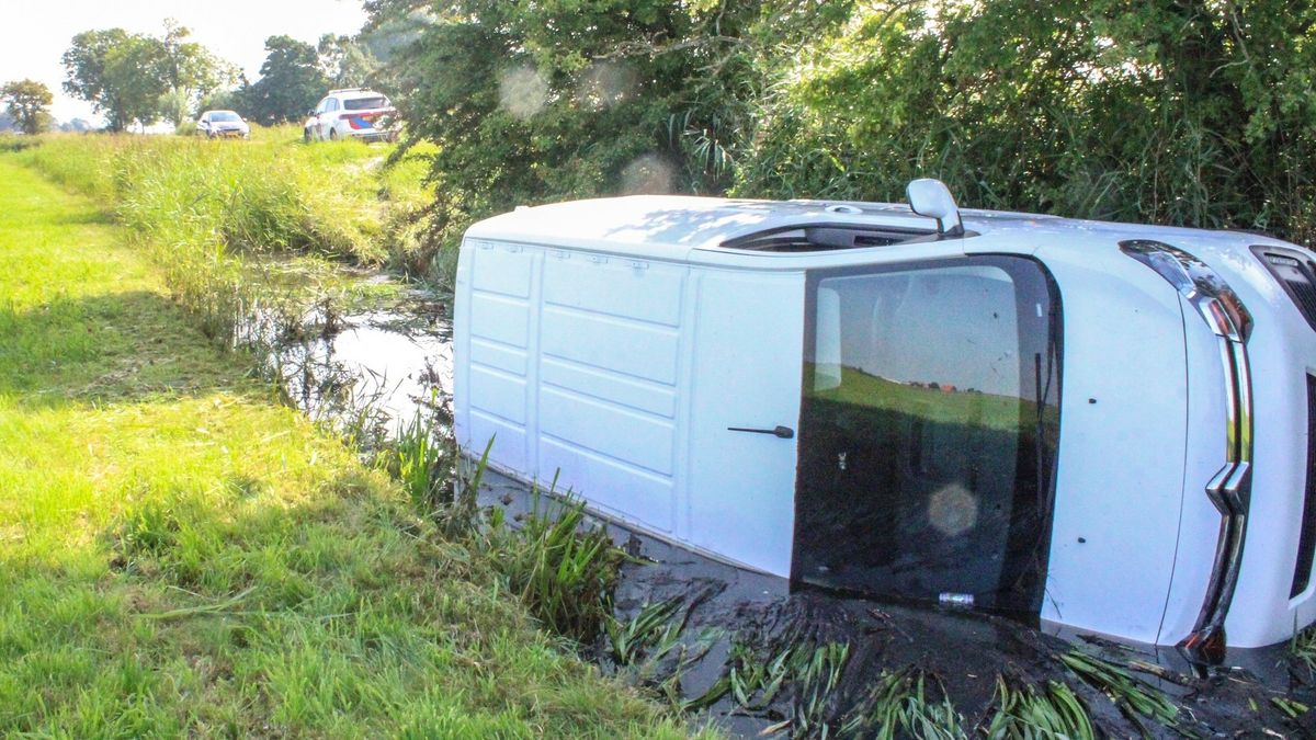 Bestelbus in de sloot bij Allingawier