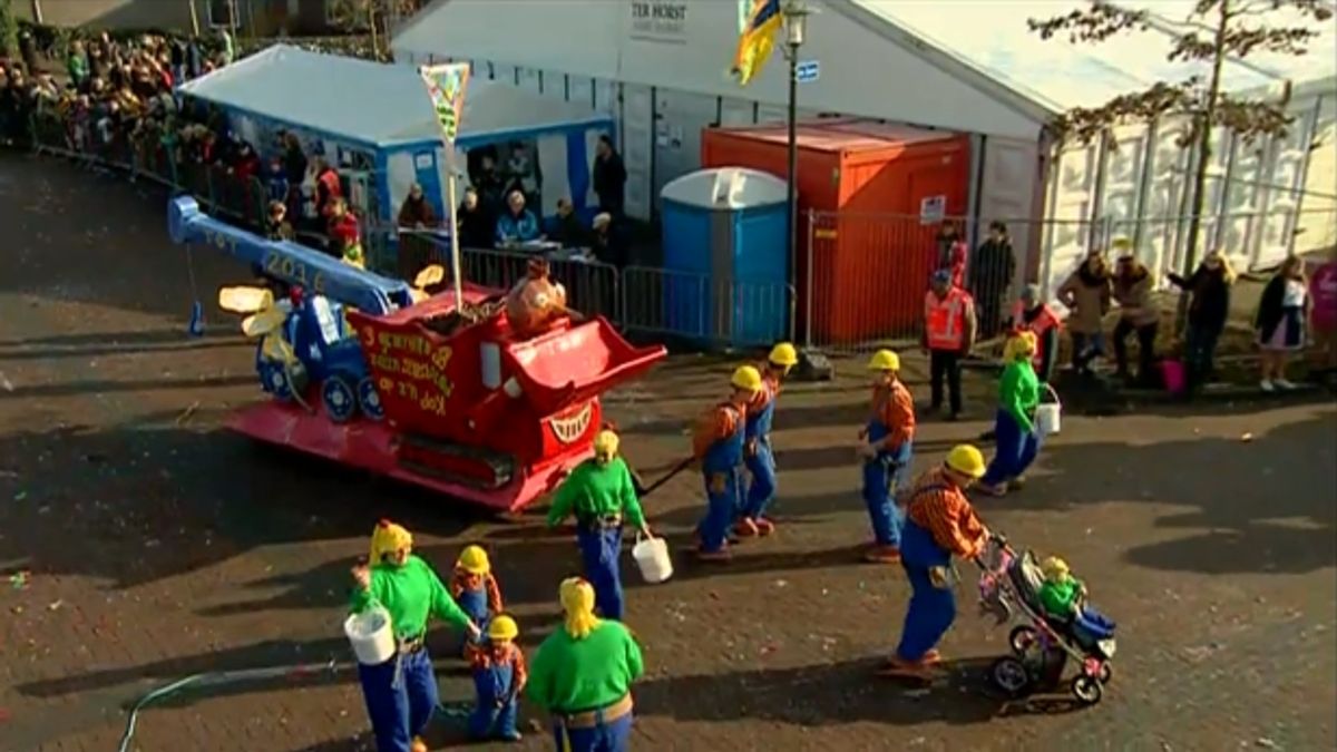 Carnavalsganger stompt beveiliger in kruis in feesttent Barger-Compascuum