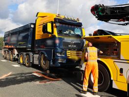 Het asfalt moest na het ongeluk worden gereinigd, omdat er veel olie op het wegdek terecht was gekomen