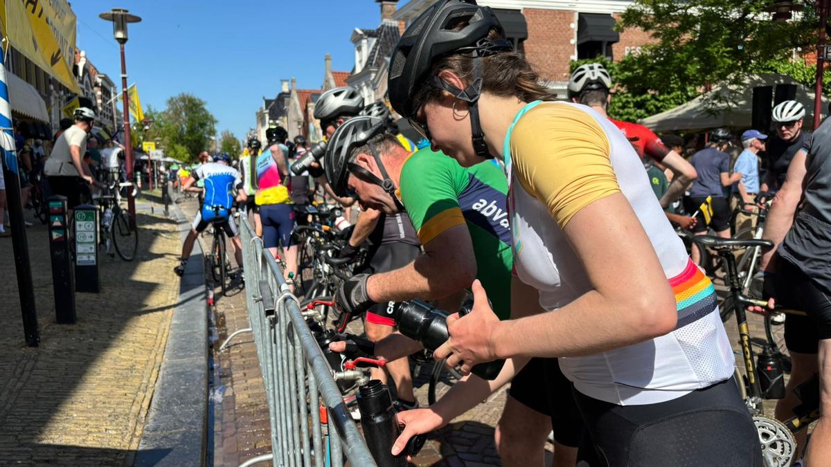 Wachten voor de brug in IJlst | Solexen ook onderweg voor elfstedentocht