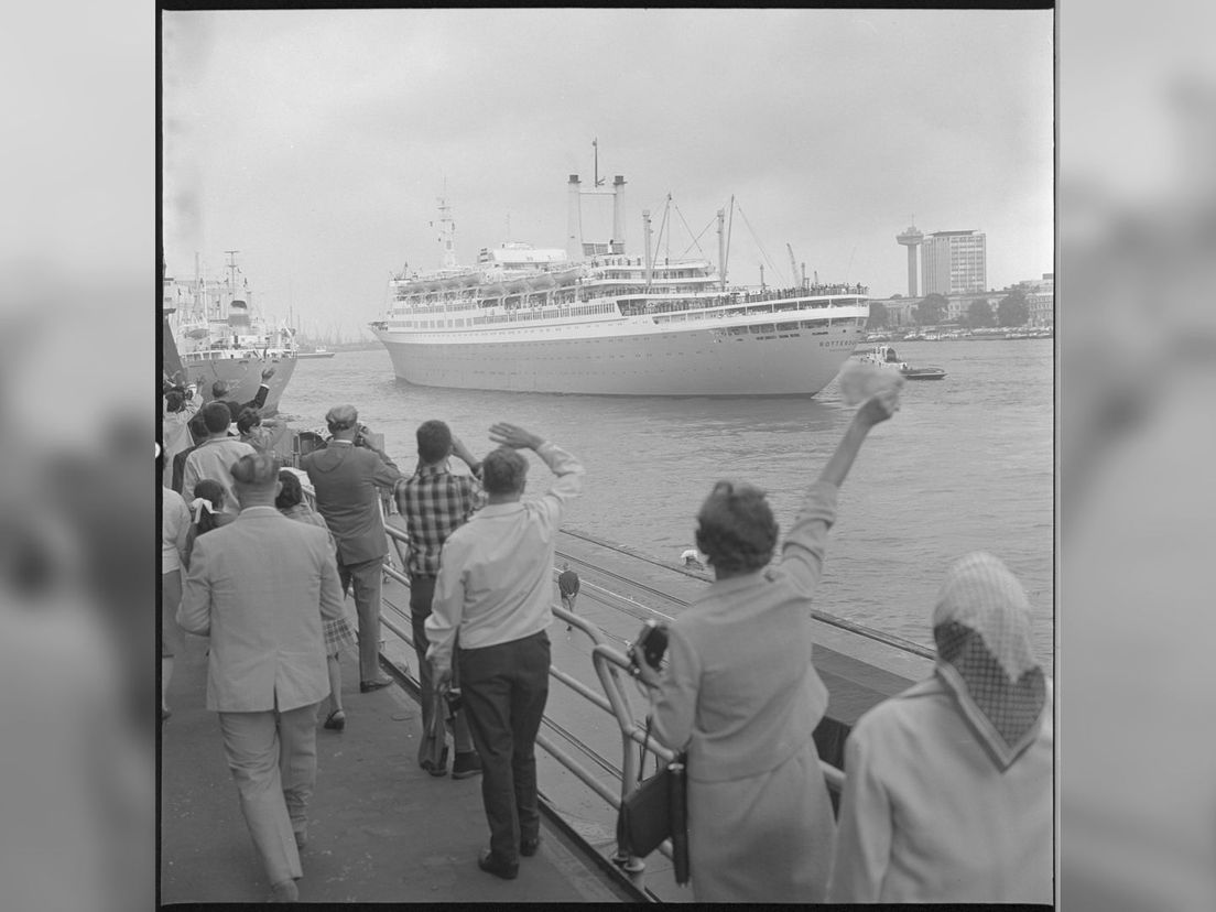 ss Rotterdam wordt in 1968 vanaf de Wilhelminakade uitgezwaaid