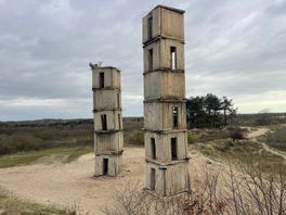 Twee betonnen torens plotseling in duinen: 'Verschrikkelijk lelijk'