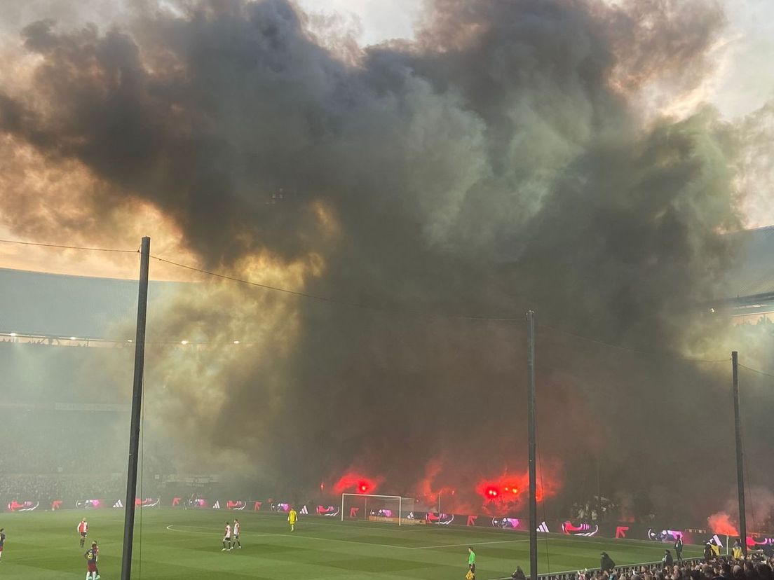 Vlak na de aftrap stak het Feyenoord-publiek veel vuurwerk af, waarbij enorme rook vrijkwam