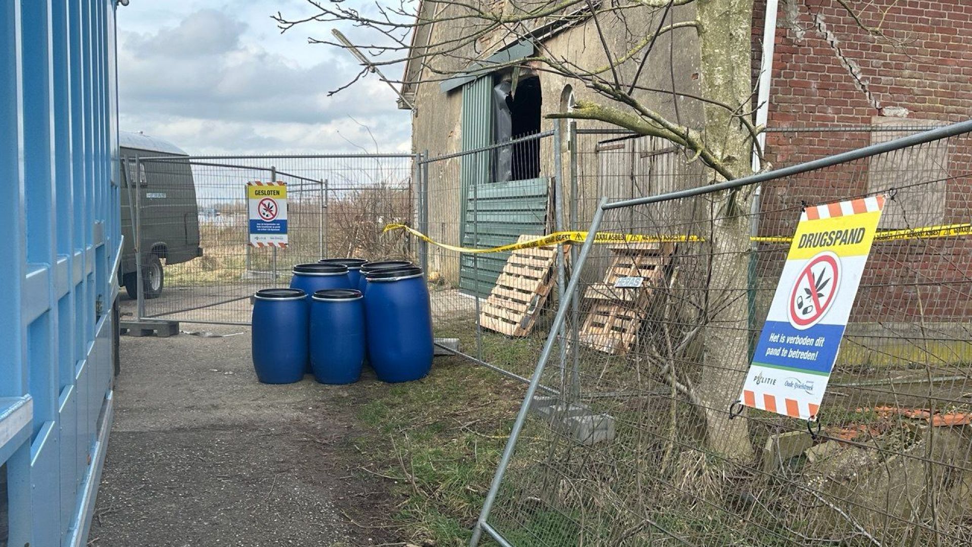 Tonnen vol chemicaliën worden afgevoerd.