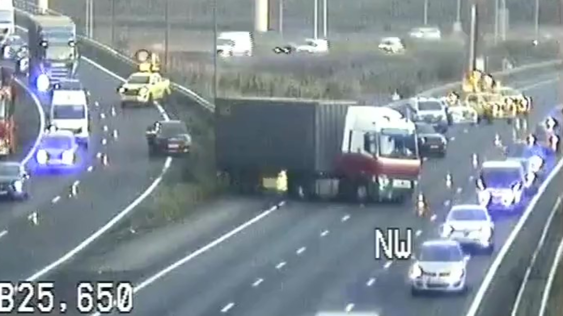 Hoe het kon gebeuren dat de vrachtwagen uit de bocht vloog, is nog niet bekend.