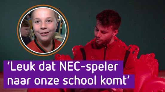 NEC-speler Dirk Proper leest kinderen voor