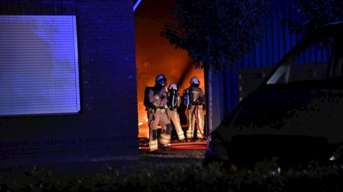 Een schuur met landbouwvoertuigen ging in Wanneperveen in vlammen op