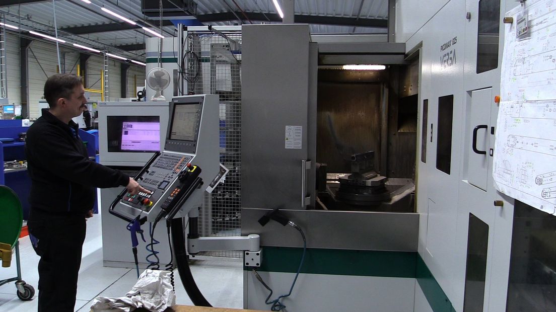 Een medewerker controleert een machine