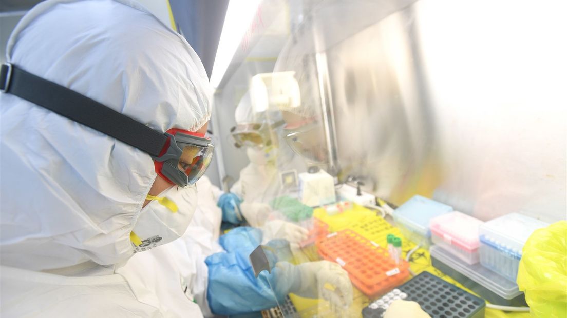 Onderzoek in een laboratorium naar het coronvirus