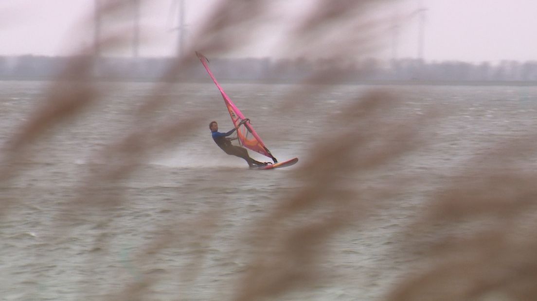 Tientallen kite- en windsurfers zoeken deze zondag door de harde wind spanning en sensatie op. Bij Strand Horst in Ermelo is het een drukte van jewelste. En een enkeling heeft daar veel kilometers voor over.