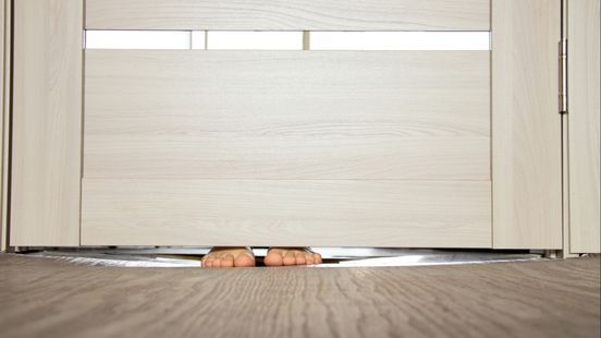 Man steelt zaag en denkt te ontkomen, totdat een agent een kastdeurtje opentrekt