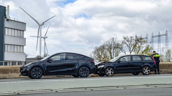 Kop-staartbotsing op grote stadsbrug