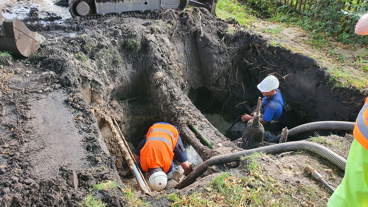 Woldweg Kropswolde weer open na waterleidingbreuk (update)
