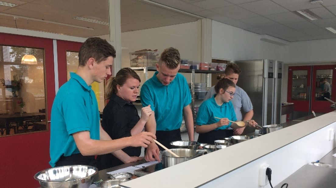 Leerlingen aan het werk in de keuken (Rechten: RTV Drenthe/Janet Oortwijn)