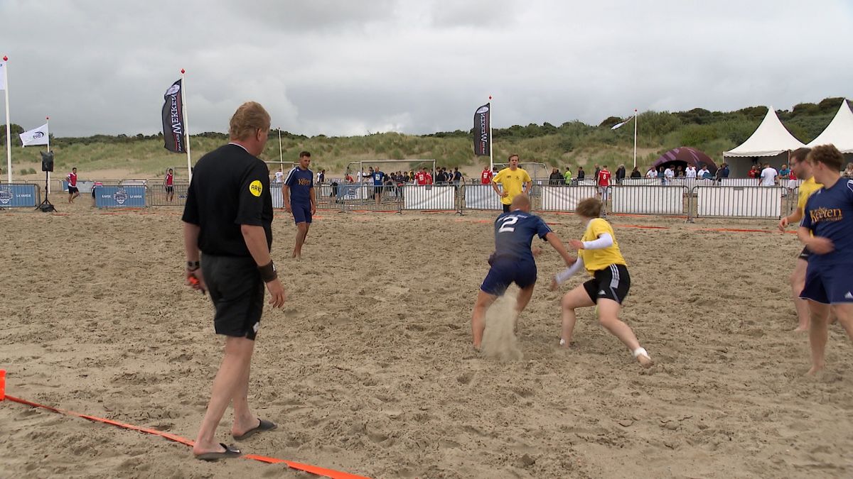 Nieuwe locatie voor strandvoetbaltoernooi in Renesse: 'Nu nog meer vrouwen'