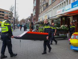 Ron wilde dat mensen met zijn machine ook zonder pas konden betalen, maar eindigt voor de rechter