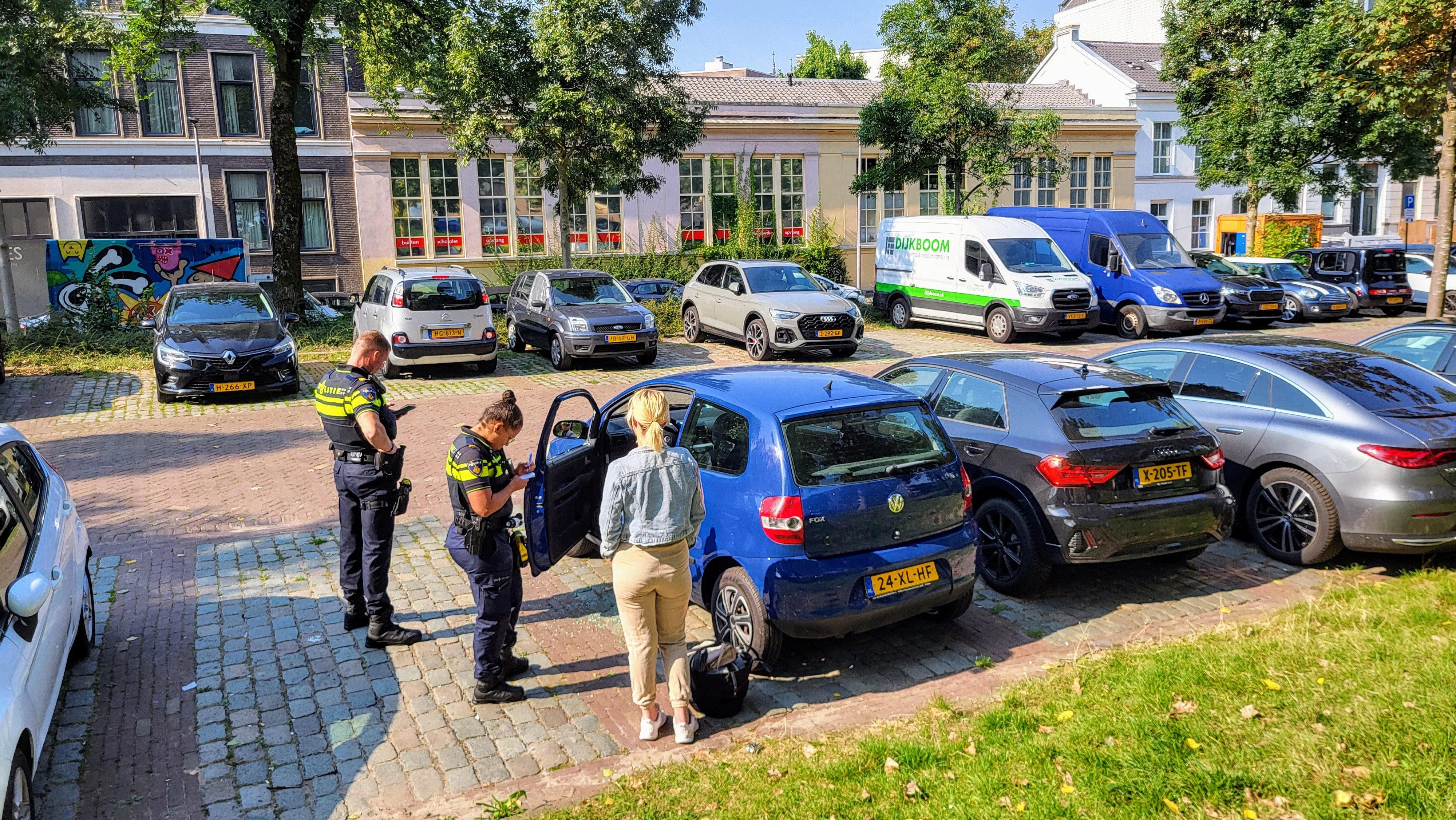 De duurdere auto's op het pleintje zijn ongeschonden