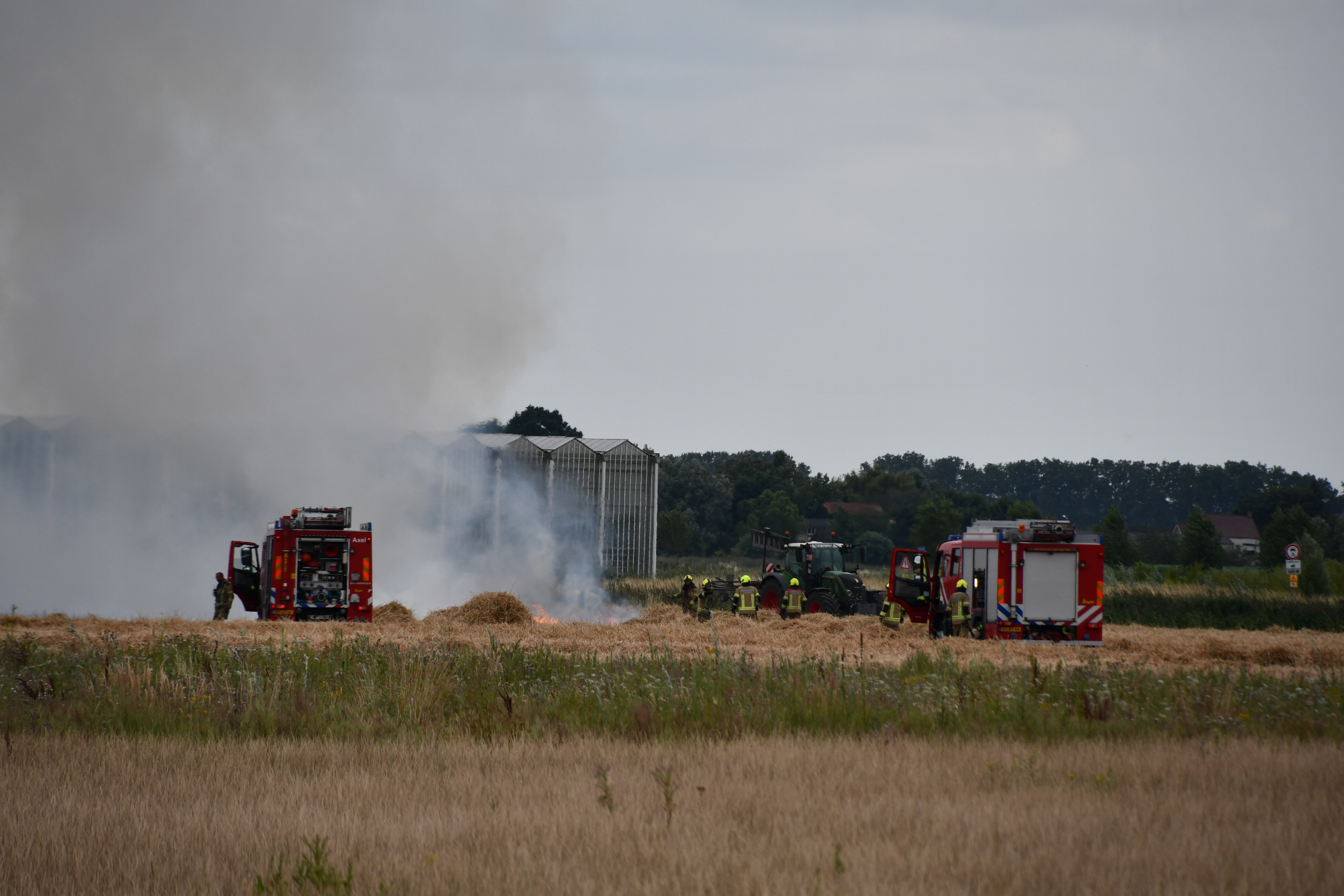 Brandweer en boer weten brand op akker te stoppen door barrière te maken