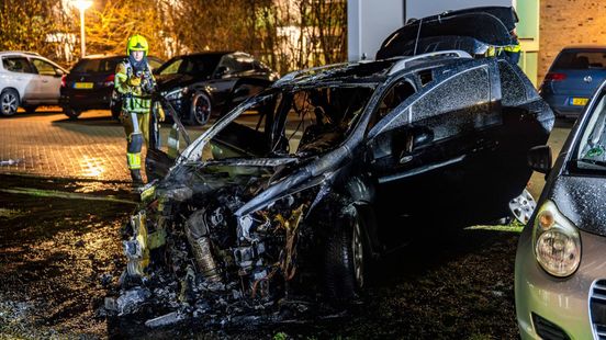 Auto in vlammen op • bestuurder verongelukt