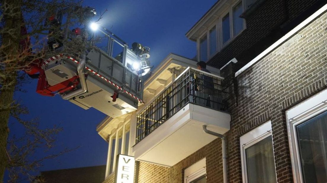 De brandweer haalt mensen van het balkon in Zevenaar.