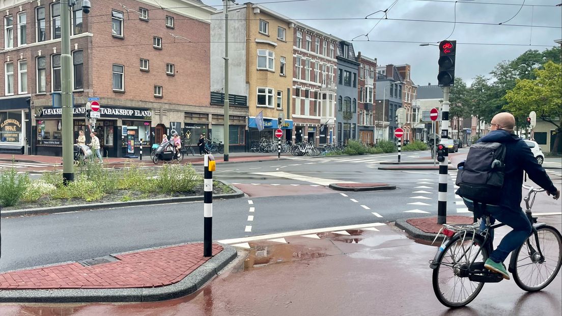 Het nieuwe kruispunt levert veel verwarring op onder fietsers en automobilisten