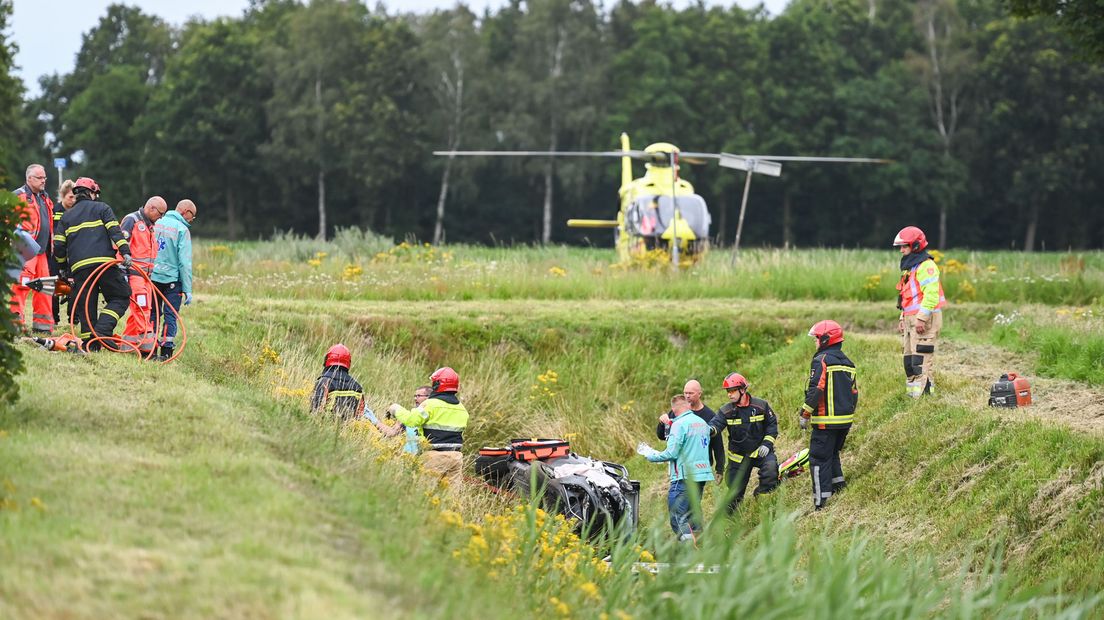 Eén van de auto's belandde in de sloot.