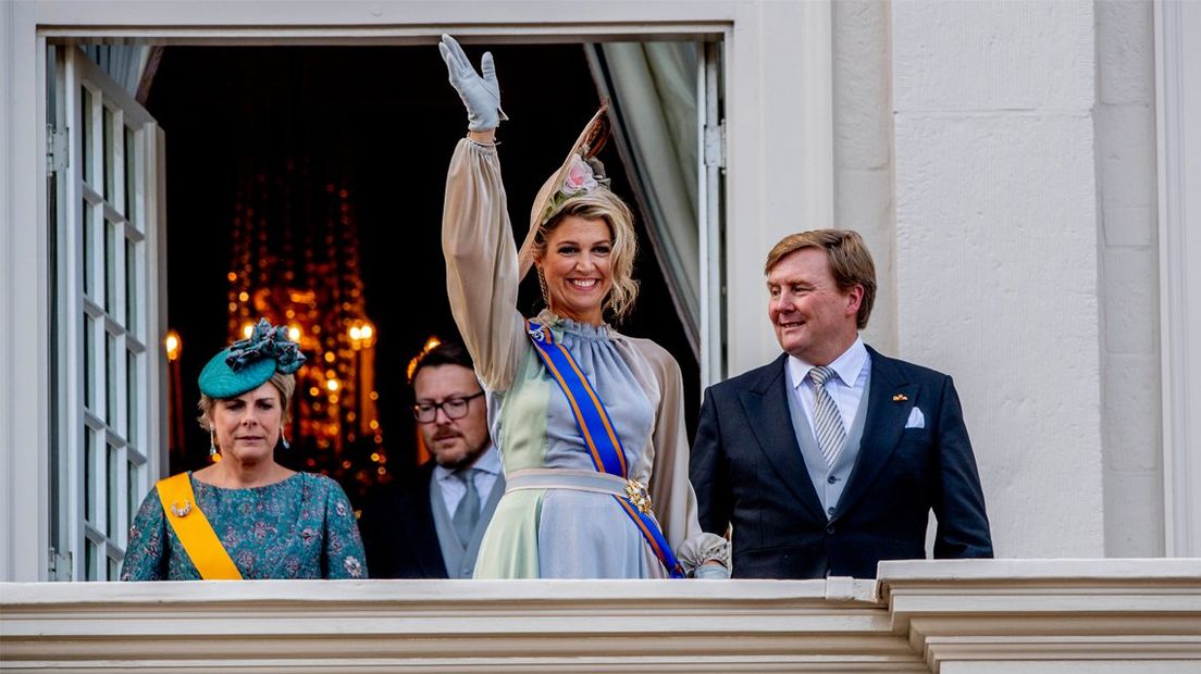 Het koningspaar zwaait vanaf het balkon naar het publiek tijdens Prinsjesdag 2018