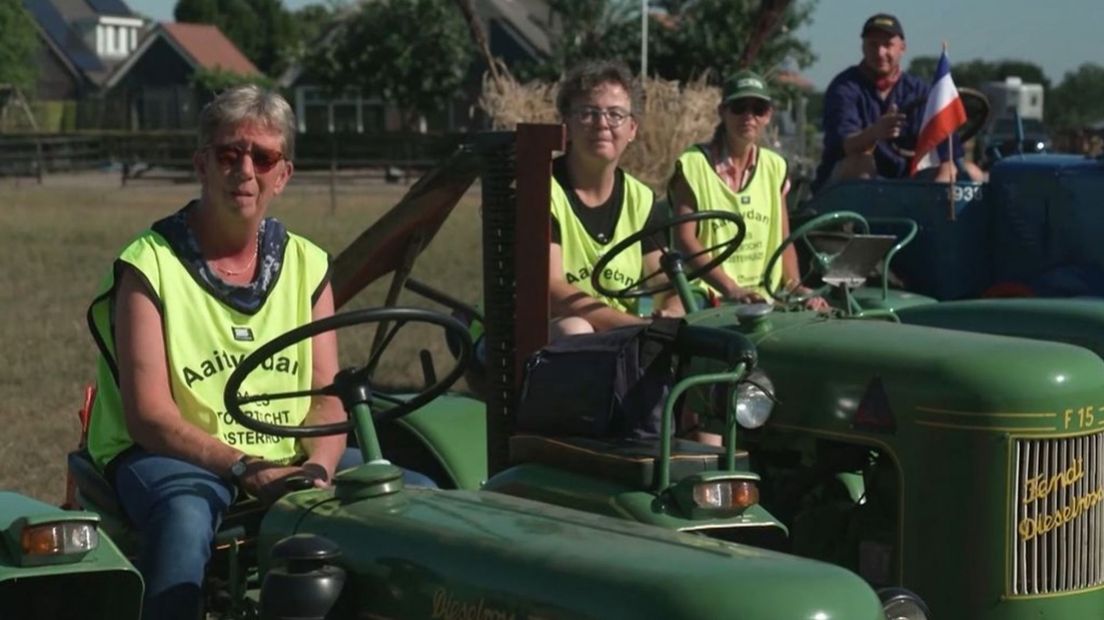 De dames op de trekker (met de bezemwagen op de achtergrond)