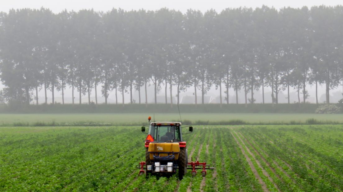 Boer werkt op het land (archieffoto)