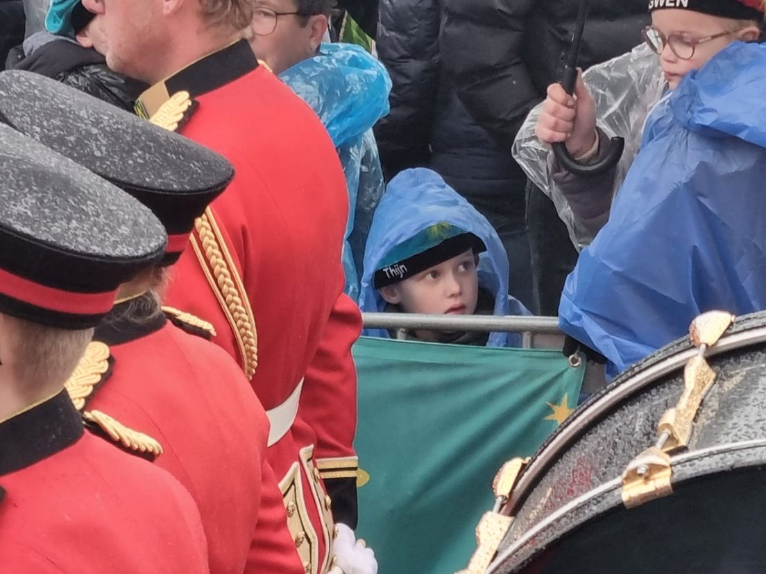 Verstopt in een poncho kijken naar de intocht