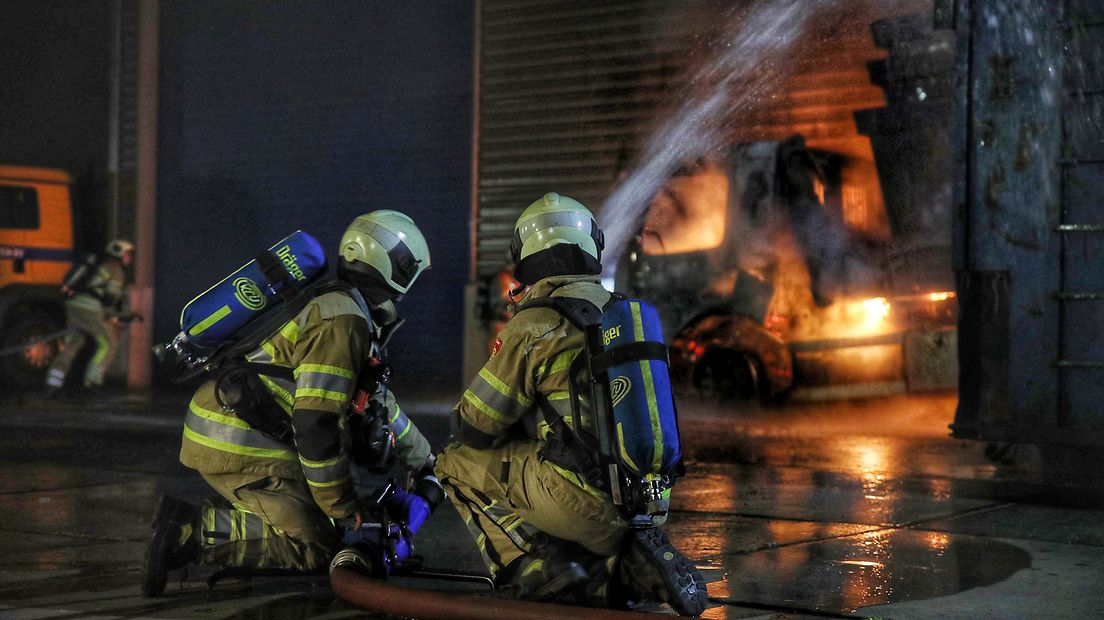 Brandweerlieden proberen het vuur te blussen.