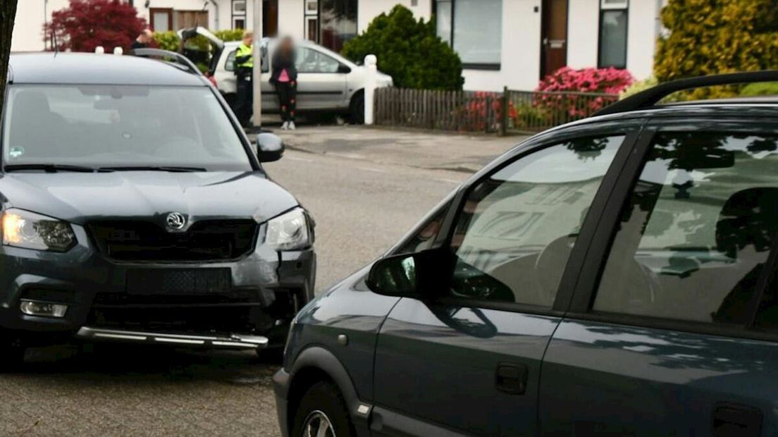 Twee auto's botsen in Enschede